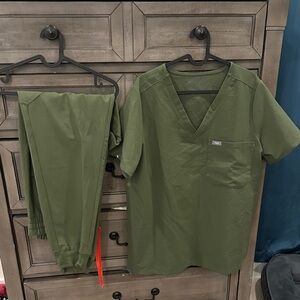 FIGS Green Scrub Set in large